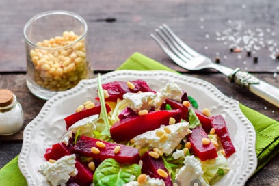 beetroot salad na may keso ng kambing ay handa na