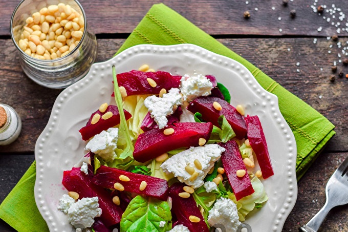 rødbetesalat med geitost og pinjekjerner