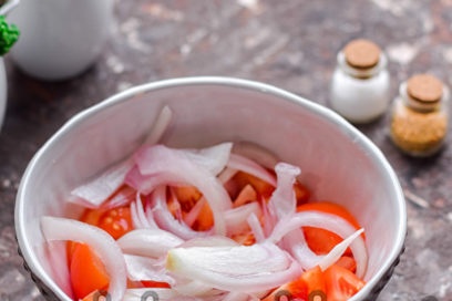 tilsett løk til tomatene