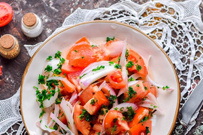 Usbekisk salat med tomater og løk