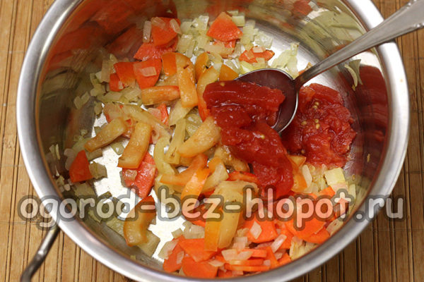 voeg peper en tomaten toe