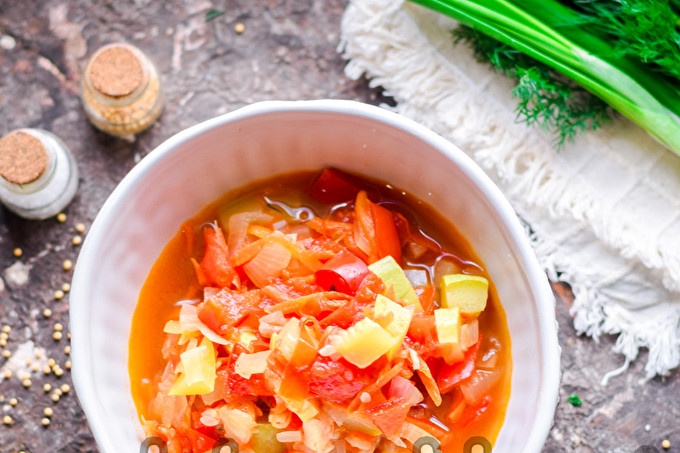 salade van courgette, tomaten, paprika's, wortelen en uien voor de winter