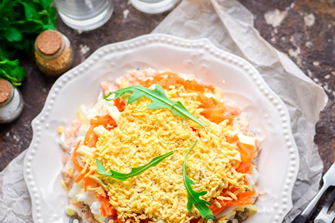 Mimosa salad na may pink salmon