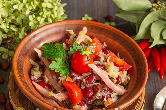 Obzhorka salad na may beans at pinausukang sausage