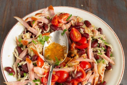 Seizoensalade met olie, kruiden