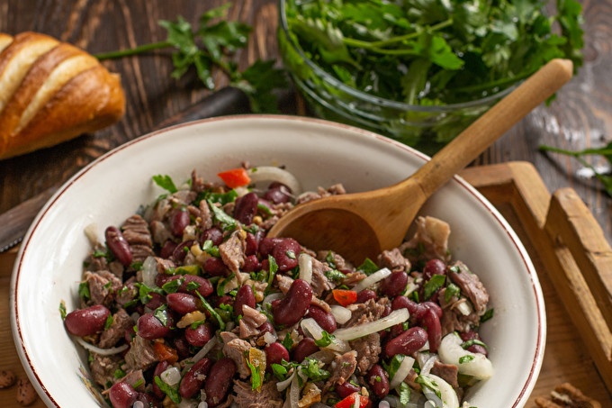 Tbilisisalade met rode bonen en rundvlees