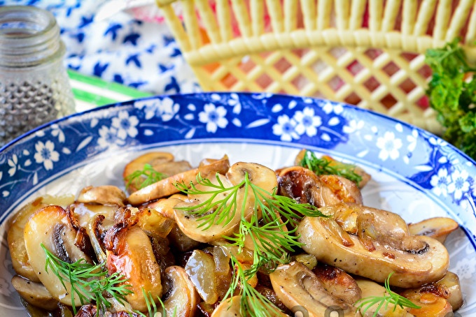 hoe champignons met uien te bakken