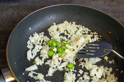 magprito ng sibuyas, bawang at sili