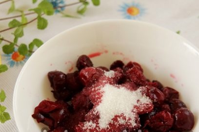 defrost cherries, magdagdag ng asukal