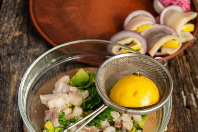 magdagdag ng herring fillet, gulay at lemon juice