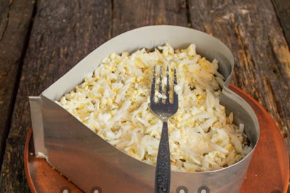 leg de resterende aardappelen en eieren neer