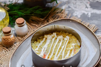 vet een laag aardappelen in met mayonaise