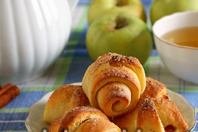 bagels med epler fra cottage cheese-deig