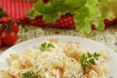 serveren salade op een bord