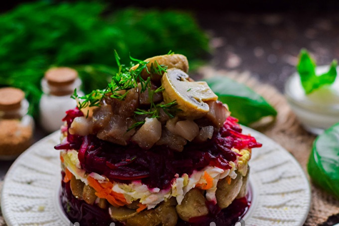 ang salad na may herring ay mas masarap kaysa sa 