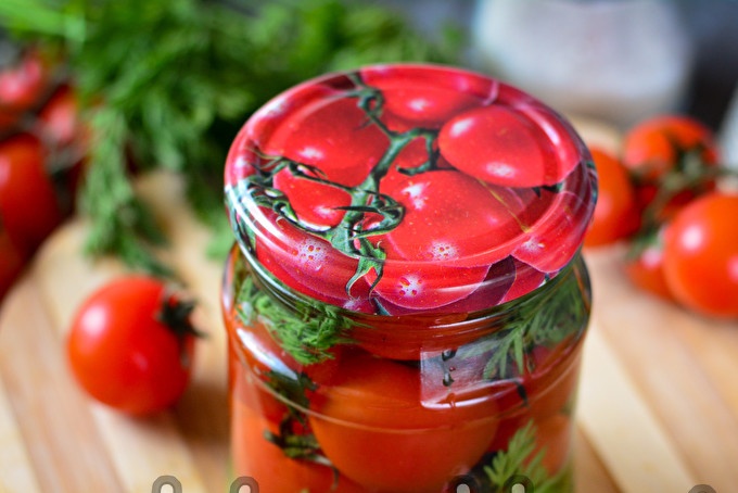 pomodori con cime di carote per l'inverno