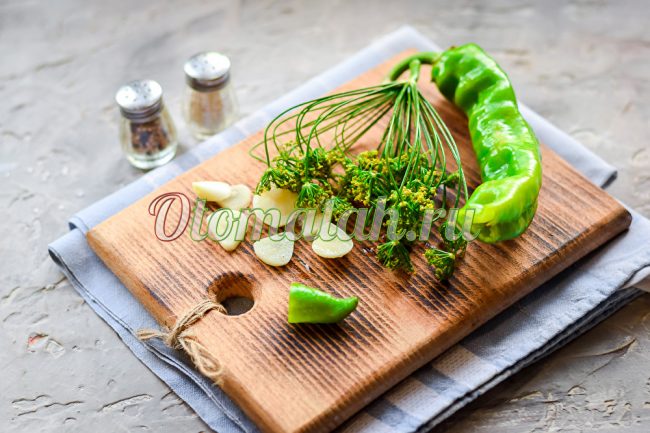 Garlic, dill and hot pepper