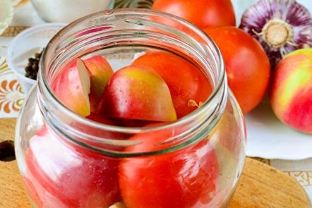 nous empilons des tomates et des pommes