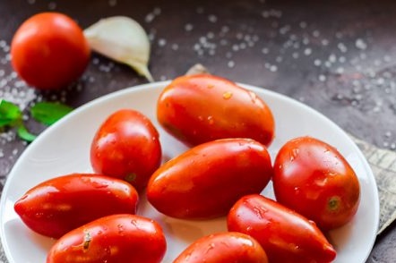 clean tomatoes