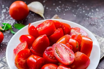 sliced ​​tomatoes