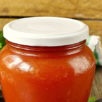 Ketchup di prugne e pomodori per l'inverno a casa