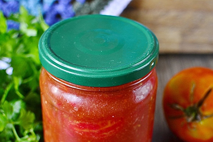 Tomates dans leur propre jus pour l'hiver sans stérilisation