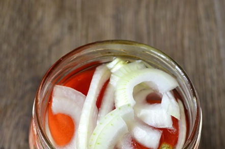 pour tomatoes marinade