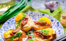 Bruschetta with dried tomatoes