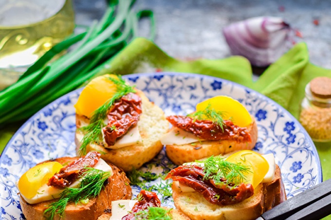 Bruschetta with dried tomatoes