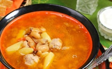 zuppa di pomodoro con polpette e fagioli