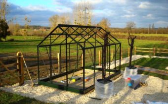 Dvukhskatnaya greenhouse of the profile pipe