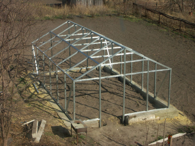 Dvukhskatnaya greenhouse ng profile pipe